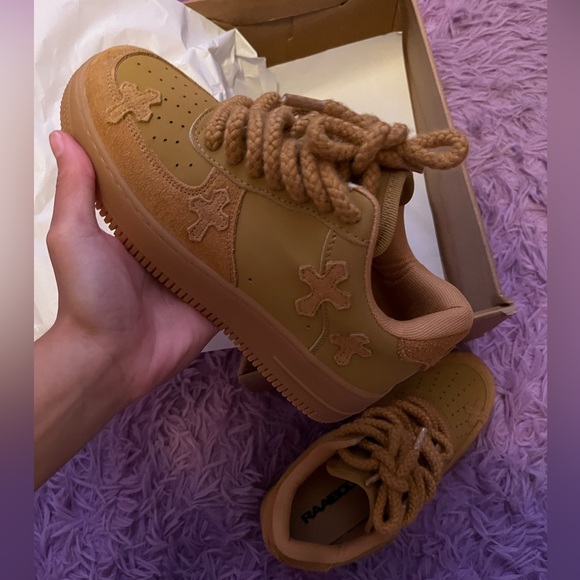 Tennis shoes - Picture 1 of 3